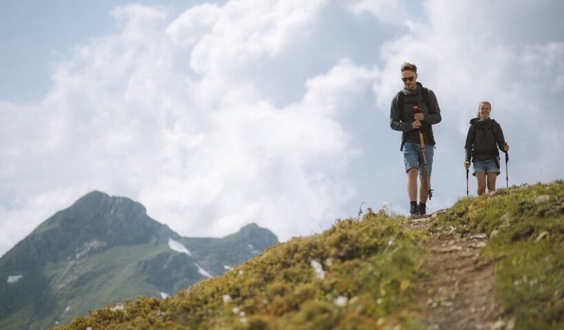 Trekkingbot használata hegyi túra során meredek emelkedőn