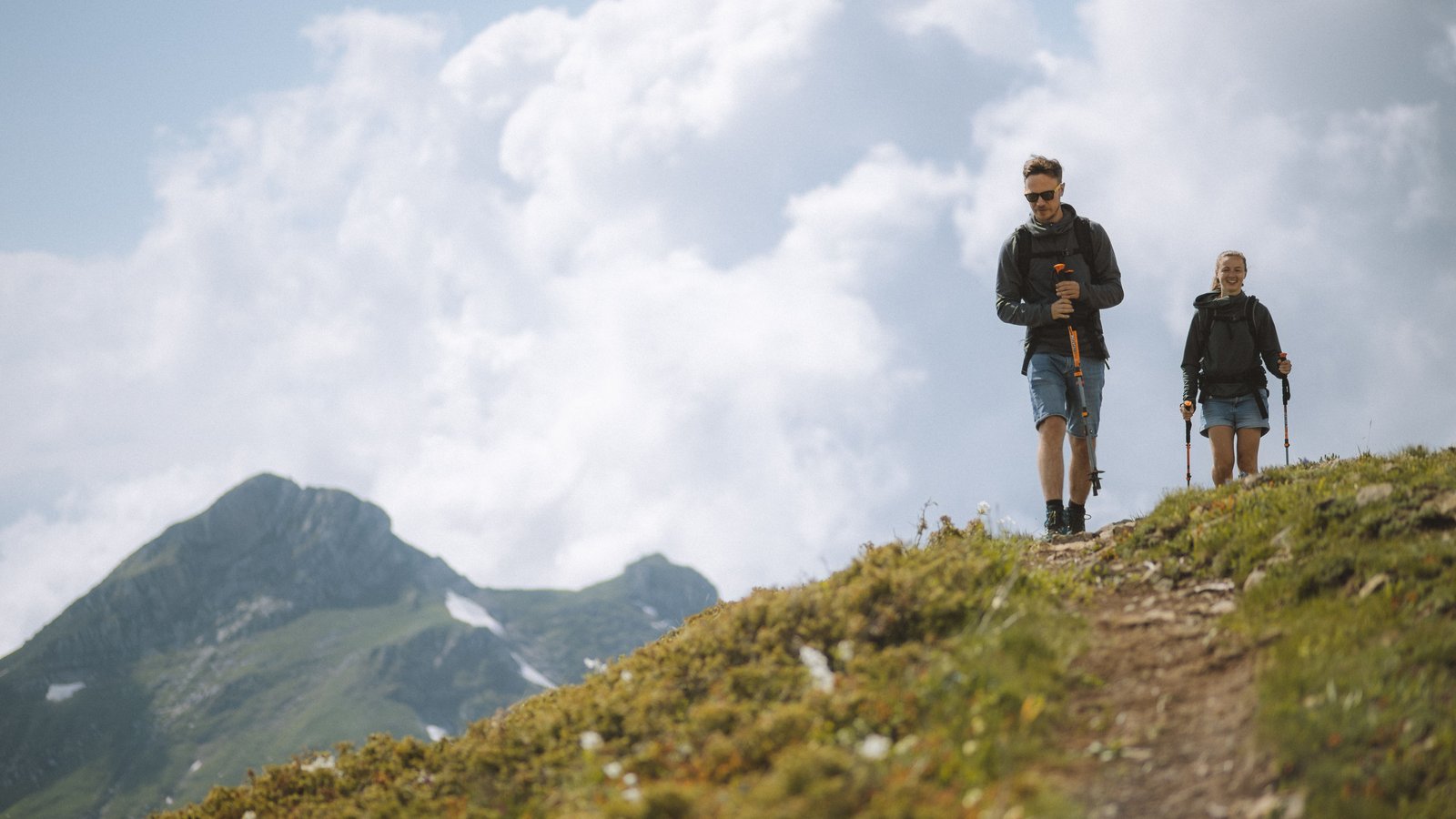 Trekkingbot használata hegyi túra során meredek emelkedőn
